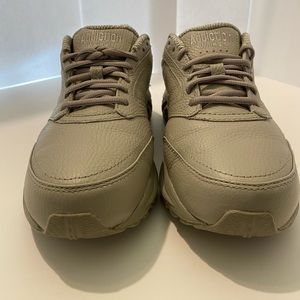 Womens Brooks Addiction Walker Good Condition Tan Size 9.5.